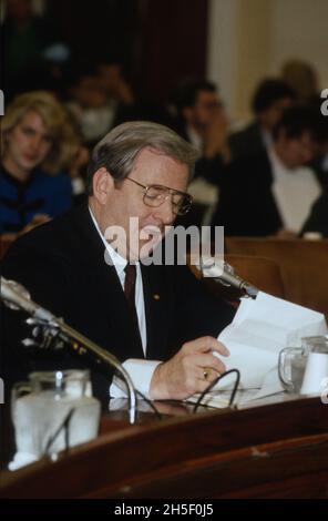Fernsehangelist und religiöser Führer, Reverend Jerry Falwell, SR, Gründungspastor, Thomas Road Baptist Church, Lynchburg, Virginia, Betrachtet seine Notizen, wie er während der Anhörung des Unterausschusses des US-Repräsentantenhauses über Wege und Mittel zur Aufsicht bezeugt, um die Steuervorschriften des Bundes für steuerbefreite Organisationen zu überprüfen, die Fernsehministerien auf dem Capitol Hill in Washington, DC, am 6. Oktober 1987 einbeziehen. Die Anhörung war eine Reaktion auf die Enthüllungen von Skandalen und finanziellen Fehlverhalten in einigen Fernsehministerien.Quelle: Arnie Sachs/CNP/Sipa USA Quelle: SIPA USA/Alamy Live News Stockfoto