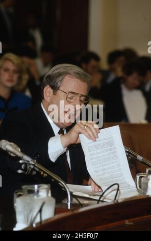 Fernsehangelist und religiöser Führer, Reverend Jerry Falwell, SR, Gründungspastor, Thomas Road Baptist Church, Lynchburg, Virginia, Betrachtet seine Notizen, wie er während der Anhörung des Unterausschusses des US-Repräsentantenhauses über Wege und Mittel zur Aufsicht bezeugt, um die Steuervorschriften des Bundes für steuerbefreite Organisationen zu überprüfen, die Fernsehministerien auf dem Capitol Hill in Washington, DC, am 6. Oktober 1987 einbeziehen. Die Anhörung war eine Reaktion auf die Enthüllungen von Skandalen und finanziellen Fehlverhalten in einigen Fernsehministerien.Quelle: Arnie Sachs/CNP/Sipa USA Quelle: SIPA USA/Alamy Live News Stockfoto