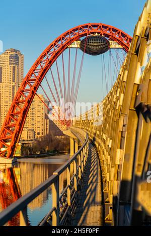 Szenische Zhivopisny Kabelbrücke mit Aussichtsplattform über dem Fluss Moskau in Moskau, Russland. Moderne Bauweise, Architektur, Skyline der Stadt, Brigg Stockfoto