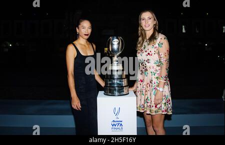 Su-Wei Hsieh von der chinesischen Taipeh & Elise Mertens aus Belgien während des Fotoshootings vor der Zeremonie des WTA-Turniers 2021 von Akron in Guadalajara am 8. November 2021 in Guadalajara, Mexiko - Foto: Rob Prange/DPPI/LiveMedia Stockfoto