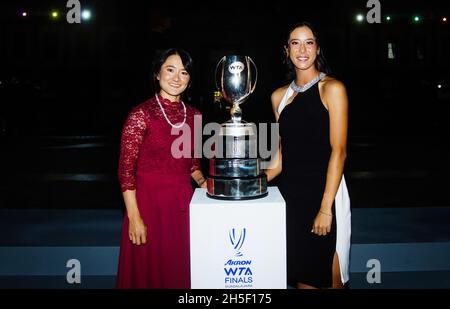 Ena Shibahara & Shuko Aoyama aus Japan während des Fotoshootings vor der Zeremonie des Akron WTA Finals 2021 Guadalajara WTA Tennisturniers am 8. November 2021 in Guadalajara, Mexiko - Foto: Rob Prange/DPPI/LiveMedia Stockfoto