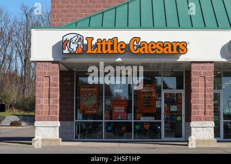 Bloomsburg, Usa. November 2021. Ein kleines Caesars Restaurant ist in Bloomsburg, Pennsylvania, zu sehen. (Foto von Paul Weaver/SOPA Images/Sipa USA) Quelle: SIPA USA/Alamy Live News Stockfoto