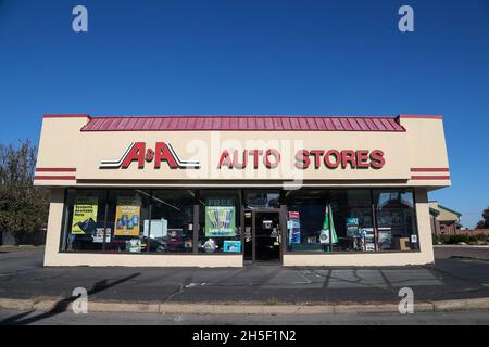 Bloomsburg, Usa. November 2021. In Bloomsburg, Pennsylvania, ist ein A&A Auto Store zu sehen. (Foto von Paul Weaver/SOPA Images/Sipa USA) Quelle: SIPA USA/Alamy Live News Stockfoto