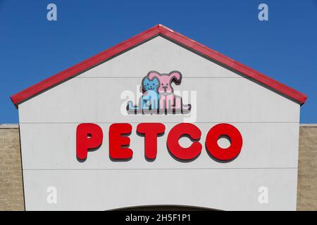 Bloomsburg, Usa. November 2021. Ein Petco-Logo ist in Bloomsburg, Pennsylvania, zu sehen. (Foto von Paul Weaver/SOPA Images/Sipa USA) Quelle: SIPA USA/Alamy Live News Stockfoto
