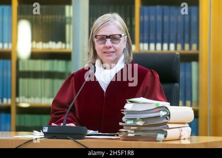 09. November 2021, Nordrhein-Westfalen, Münster: Präsidentin Barbara Dauner-lieb, neue Präsidentin des Verfassungsgerichts Nordrhein-Westfalens bei ihrer ersten mündlichen Verhandlung. Die Städte Bielefeld, Dortmund, Düsseldorf, Duisburg, Essen, Gelsenkirchen und Köln klagen über zusätzliche Aufgaben aufgrund des seit 2017 geltenden Prostitutionsschutzgesetzes. Foto: Bernd Thissen/dpa Stockfoto