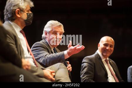 Buenos Aires, Argentinien. November 2021. Der argentinische Präsident Alberto Fernández leitet am 8. November 2021 den Abschluss des Treffens „Argentinien 2030: Die Herausforderungen der Wissenschaft und Technologie“ im Kirchner Cultural Center in Buenos Aires, Argentinien. (Foto: Jaime Olivos/Pacific Press/Sipa USA) Quelle: SIPA USA/Alamy Live News Stockfoto