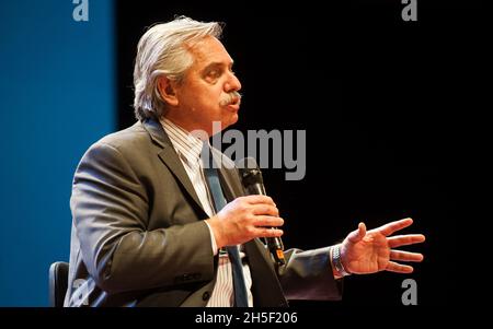Buenos Aires, Argentinien. November 2021. Der argentinische Präsident Alberto Fernández leitet am 8. November 2021 den Abschluss des Treffens „Argentinien 2030: Die Herausforderungen der Wissenschaft und Technologie“ im Kirchner Cultural Center in Buenos Aires, Argentinien. (Foto: Jaime Olivos/Pacific Press/Sipa USA) Quelle: SIPA USA/Alamy Live News Stockfoto