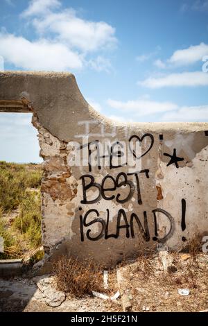 Culatra, Faro, Portugal - 25 2021. August: Graffiti auf einem verwelkten Gebäude, das die Stimmung gegenüber dieser abgelegenen Insel zeigt Stockfoto