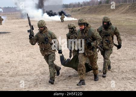 REGION KIEW, UKRAINE - 8. NOVEMBER 2021 - Soldaten tragen ihren Kollegen während einer Ausstellungsaufführung, die im Rahmen des Besuches der Mitglieder von stattfindet Stockfoto