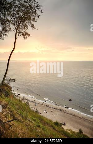 Ostseestrand von einer Klippe in Miedzyzdroje bei Sonnenuntergang gesehen, Polen. Stockfoto