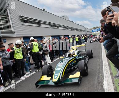 Vallelunga, Italien, oktober 31 2021. Amerikanisches Fest von Rom. Autos auf der Boxengasse mit Menschen Stockfoto