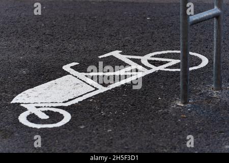 09. November 2021, Bayern, Bamberg: In der Bamberger Innenstadt ist ein Parkplatz für Lastenräder markiert. Foto: Nicolas Armer/dpa Stockfoto