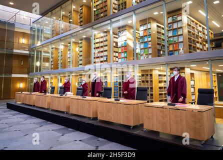 09. November 2021, Nordrhein-Westfalen, Münster: Die Richter des Verfassungsgerichts Nordrhein-Westfalen stehen corona im großen Foyer des Gerichts. Die Städte Bielefeld, Dortmund, Düsseldorf, Duisburg, Essen, Gelsenkirchen und Köln klagen über zusätzliche Aufgaben aufgrund des seit 2017 geltenden Prostitutionsschutzgesetzes. Erste mündliche Anhörung der neuen Präsidentin Barbara Dauner-lieb (M). Foto: Bernd Thissen/dpa Stockfoto