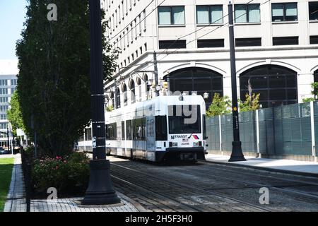 KOPFSTEINPFLASTERSTRASSE: Die New Jersey Transit-Stadtbahn fährt durch die alten Kopfsteinpflasterstraßen von Jersey City. Stockfoto