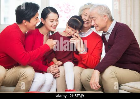 Glückliche Familien telefonieren am Neujahrstag Stockfoto