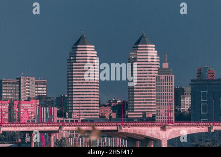 Blick auf das Geschäftszentrum der Stadt mit großen Neubauten und Wolkenkratzern Stockfoto
