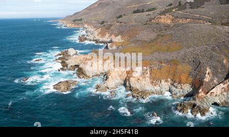 Der Pazifik fließt an die wunderschöne Küste Kaliforniens, nicht weit südlich von Monterey. Der Pacific Coast Highway verläuft direkt entlang dieser Region. Stockfoto