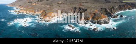 Der Pazifik fließt an die wunderschöne Küste Kaliforniens, nicht weit südlich von Monterey. Der Pacific Coast Highway verläuft direkt entlang dieser Region. Stockfoto