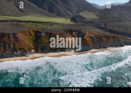Der Pazifik fließt an die wunderschöne Küste Kaliforniens, nicht weit südlich von Monterey. Der Pacific Coast Highway verläuft direkt entlang dieser Region. Stockfoto