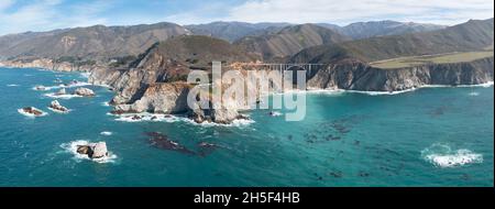 Der Pazifik fließt an die wunderschöne Küste Kaliforniens, nicht weit südlich von Monterey. Der Pacific Coast Highway verläuft direkt entlang dieser Region. Stockfoto
