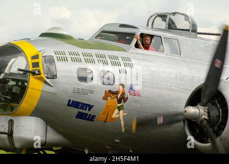 Die Boeing B-17 Flying Fortress aus dem zweiten Weltkrieg nannte Liberty Belle mit weiblicher Figur-Nasenkunst Stockfoto