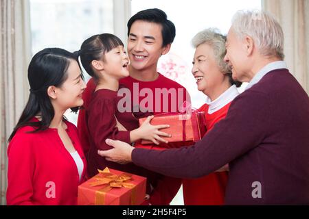 Glückliche Familien feiern das neue Jahr Stockfoto