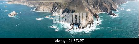 Der Pazifik fließt an die wunderschöne Küste Kaliforniens, nicht weit südlich von Monterey. Der Pacific Coast Highway verläuft direkt entlang dieser Region. Stockfoto