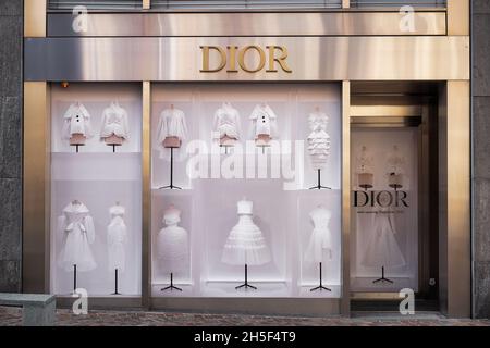 Dior Boutique im alpinen Ferienort St. Moritz im Engadin in der Schweiz. Französisches Luxus-Modehaus. Stockfoto