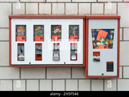 Altmodischer Gummiball- und Spielzeugautomaten in Berlin, Deutschland Stockfoto