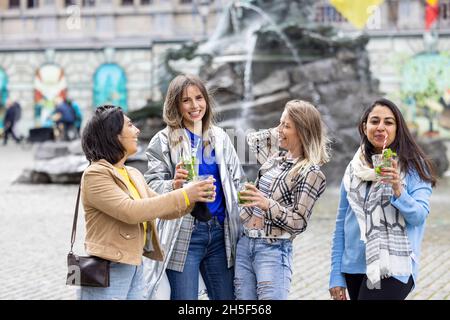 Muti ethnische Gruppe von weiblichen Freunden, die Spaß haben, Cocktails im Freien in der Stadt in Bar Restaurant zu trinken. Hochwertige Fotos Stockfoto