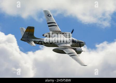 Douglas A-26 Invader (B-26/JD) aus dem 2. Weltkrieg, ein Bomber des Typ N167B, der auf der Duxford Airshow fliegt Stockfoto