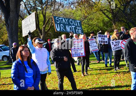 Bismarck, ND . 8. November 2021. Hunderte von Menschen versammelten sich in Capitol, um gegen Mandate für 19 Masken und Impfstoffe und Präsident Joe Biden zu protestieren. Stockfoto