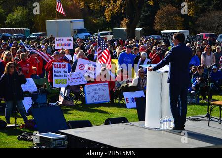 Bismarck, ND . 8. November 2021. Hunderte von Menschen versammelten sich in Capitol, um gegen Mandate für 19 Masken und Impfstoffe und Präsident Joe Biden zu protestieren. Stockfoto