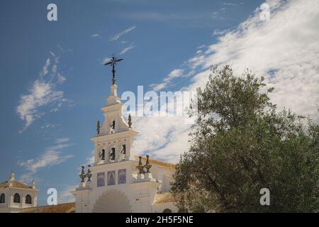 Berühmte Eremitage von El Rocio in Spanien an einem sonnigen Tag gegen einen blauen, bewölkten Himmel Stockfoto