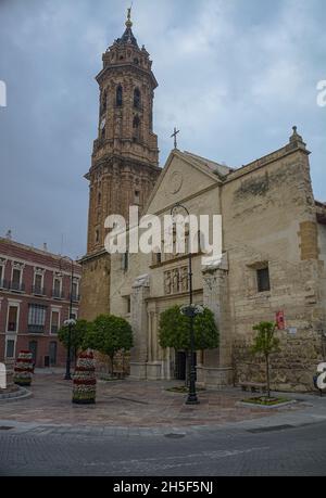 Stiftskirche von San Sebastian in Antequera gegen einen blau bewölkten Himmel Stockfoto