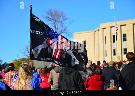 Bismarck, ND . 8. November 2021. Hunderte von Menschen versammelten sich in Capitol, um gegen Mandate für 19 Masken und Impfstoffe und Präsident Joe Biden zu protestieren. Stockfoto