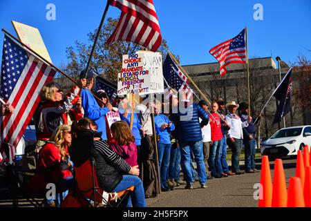 Bismarck, ND . 8. November 2021. Hunderte von Menschen versammelten sich in Capitol, um gegen Mandate für 19 Masken und Impfstoffe und Präsident Joe Biden zu protestieren. Stockfoto