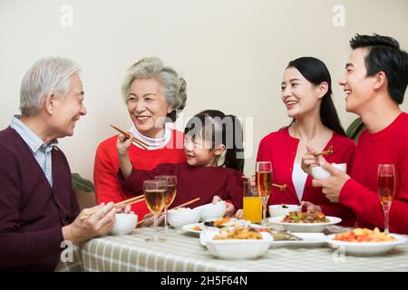 Eine glückliche Familie, die ein Neujahrsessen zu sich nehmen kann Stockfoto