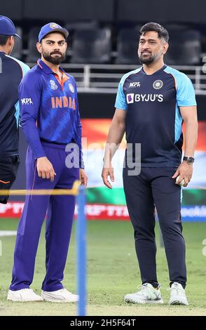 Dubai, VAE, 8. Nov 2021: ICC T20 WORLD CUP : Indien gegen Amobia Virat Kohli und MS Dhoni während des ICC T20 World Cup Spiels am Montag Foto : Sesh Stockfoto