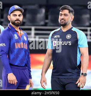 Dubai, VAE, 8. Nov 2021: ICC T20 WORLD CUP : Indien gegen Amobia Virat Kohli und MS Dhoni während des ICC T20 World Cup Spiels am Montag Foto : Sesh Stockfoto