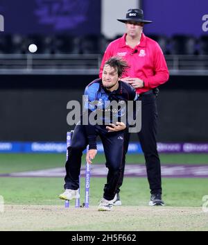 Dubai, VAE, 8. Nov 2021: ICC T20 WORLD CUP : Indien gegen Amobia : Loftie Eaton von Nabibia im Bowling-Spiel während des ICC T20 World Cup Match am Montag Stockfoto