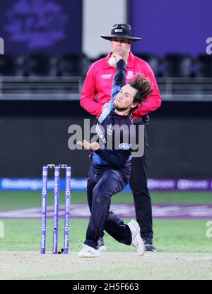 Dubai, VAE, 8. Nov 2021: ICC T20 WORLD CUP : Indien gegen Amobia : Loftie Eaton von Nabibia im Bowling-Spiel während des ICC T20 World Cup Match am Montag Stockfoto