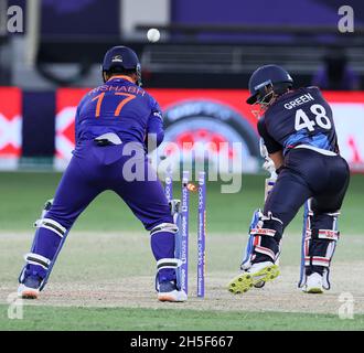 Dubai, VAE, 8. Nov 2021: ICC T20 WORLD CUP : Indien vs Amobia : Zane Green von Nabibia Clean Bold von Ashwin aus Indien während der ICC T20 World Cup M Stockfoto