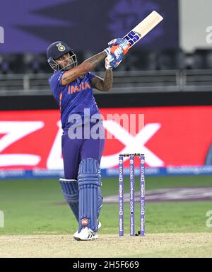 Dubai, VAE, 8. Nov 2021: ICC T20 WORLD CUP : Indien gegen Amobia : Suryakumar Yadav spielt eine Aufnahme während des ICC T20 World Cup Spiels am Montag Foto : Stockfoto