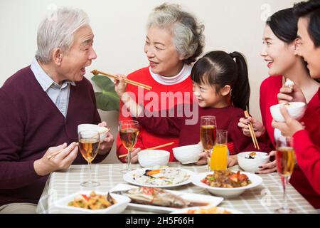 Eine glückliche Familie, die ein Neujahrsessen zu sich nehmen kann Stockfoto