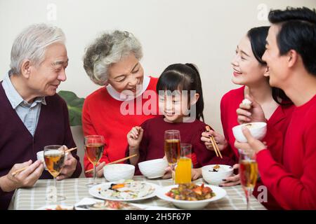 Eine glückliche Familie, die ein Neujahrsessen zu sich nehmen kann Stockfoto