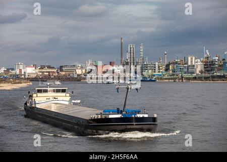 Tankschiff auf dem Rhein, Blick auf den Chempark, ehemals bekannt als Bayer-Werk, Leverkusen, Nordrhein-Westfalen, Deutschland. Tankschiff auf dem Stockfoto