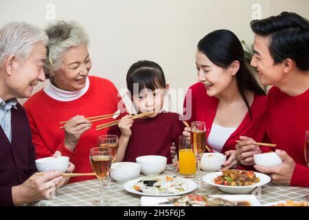 Eine glückliche Familie, die ein Neujahrsessen zu sich nehmen kann Stockfoto