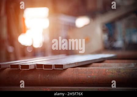 Metallprofil aus Eisen, in einer Reihe gefaltet. Stockfoto