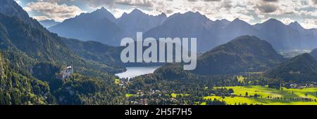 Panoramalandschaft in Bayern mit Schloss Neuschwanstein Stockfoto